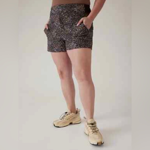 Athleta Trekkie North Shorts Kinetic Abstract Print Shorts Size 14 - Picture 1 of 5